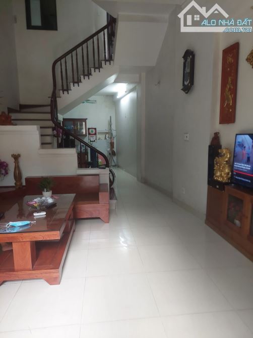 Bán nhà ngõ Đàm Lộc, dt 46m2. Mt 4,7m. Ngõ thông rộng 4m, ô tô qua lại, có thể làm spa