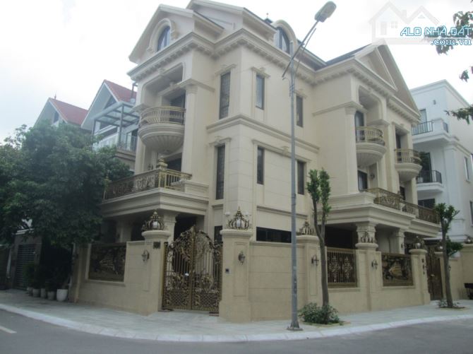 Nhà lô Góc An Vượng Villa của ca sỹ Sơn Tùng M-TP cạnh siêu thị AEON Mall 240m2, 4x t