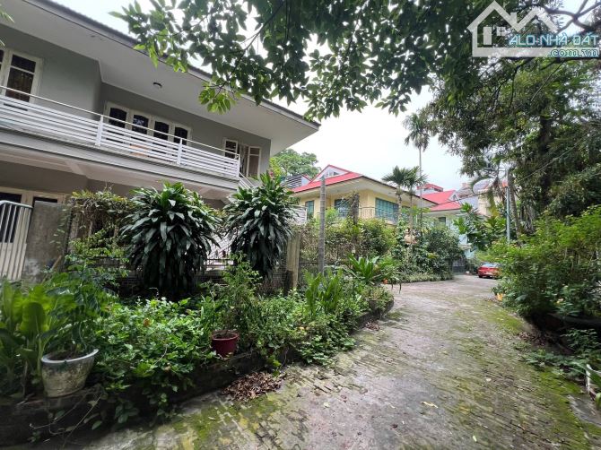 Nhà 40A Võng Thị, Tây Hồ, 175m², Mặt Tiền Rộng, Giá 60 Tỷ - Tiện ích đầy đủ, vị trí tốt.