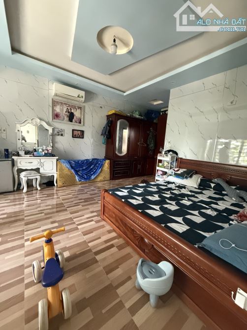 Nhà 3.5tầng Hoài Thanh đường 7.5m đối diện Đại học kinh tế 216m2 ngang 10m chỉ 100tr/m2