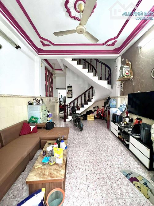 NGAY GÒ DẦU GẦN TÂN HƯƠNG - NHÀ 2 TẦNG ĐÚC THẬT 48M2 -4x12- 3 PN -HẺM XE HƠI- CHỈ HƠN 5 TỶ
