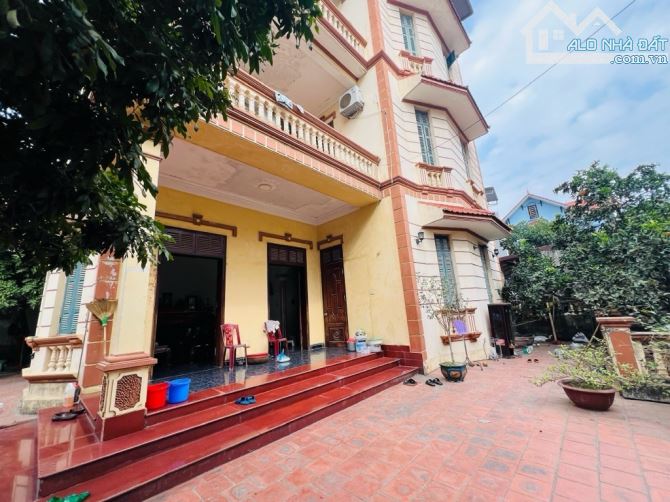 NHÀ BIỆT THỰ 3 TẦNG KHUÔN VIÊN RỘNG RÃI, Ô TÔ ĐỖ TRONG SÂN,