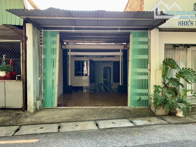 Siêu ngộp ! Bán gấp căn nhà gần chợ Đầu Mối Hóc Môn 94,6m2 - SHR - Giá chỉ 990tr