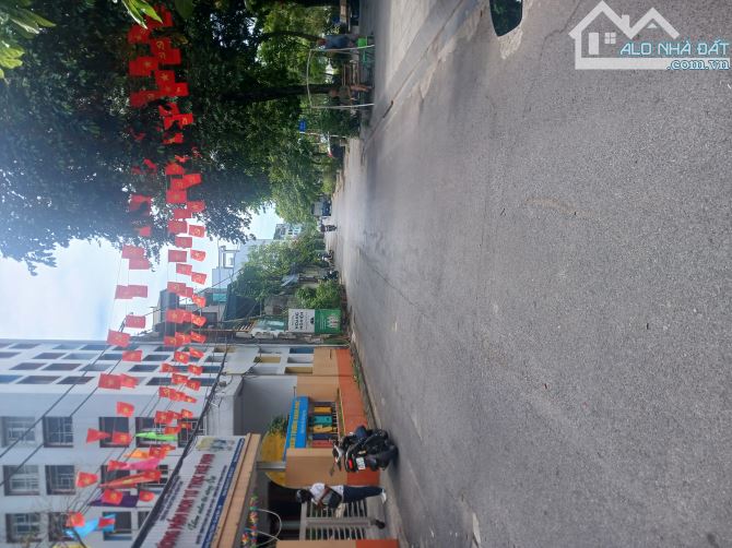 Lô góc,2 mặt tiền,1 nhà ra mặt phố,ô tô ngủ trong nhà