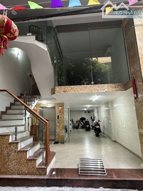 Bán nhà mặt ngõ đường Cầu Giấy - Sổ đỏ 56m2 - nhà 8 tầng - MT 4,8m - Có thang máy.