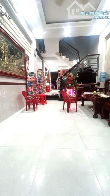 SÁT MẶT TIỀN- HẺM 8M- NGAY CHỢ TÂN HƯƠNG- TÂN PHÚ- DT 81M2- 3 TẦNG BTCT- NHỈNH 9 T