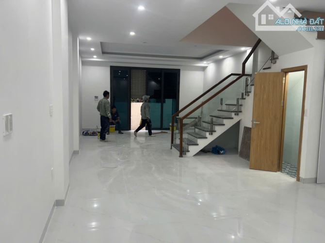 Bán nhà 4 tầng sau nhà mặt đường Trung Hành vị trí đẹp