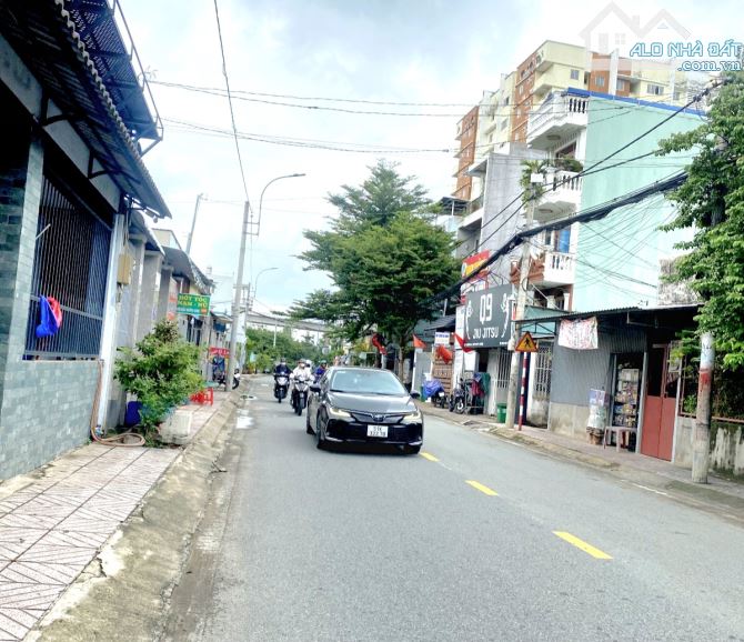 BÁN ĐẤT TẶNG NHÀ C4 - HIỆP PHÚ, QUẬN 9 gần Ngã Tư Thủ Đức