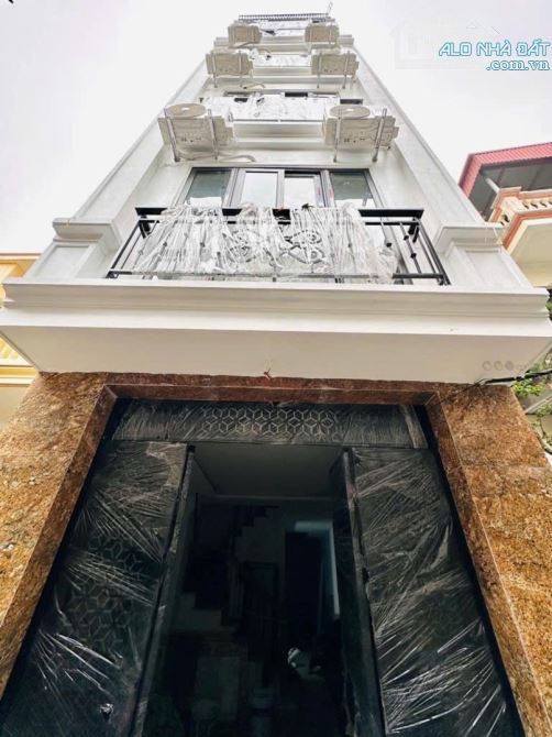 - Bán nhà Lạc Long Quân, nội thất xịn sò, sát phố, 51m2, 9.6 tỷ.
