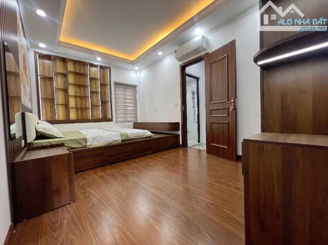 - Bán nhà Lạc Long Quân, lô góc, nội thất xịn sò, sát phố, 30m2, 8.5 tỷ.