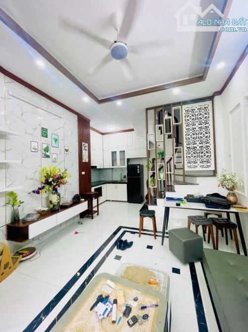 ĐỘI CẤN LÔ GÓC 37M2- 5 TẦNG GIÁ 10.5 TỶ