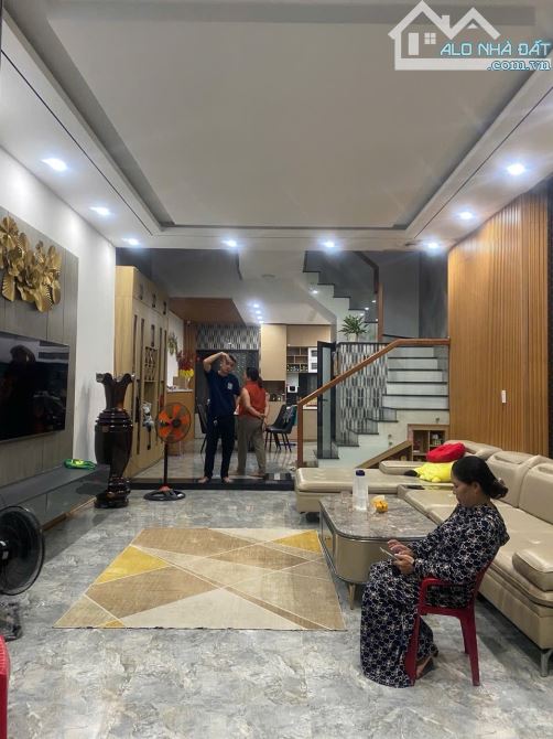 🎉🎉Mặt tiền  Phùng chí kiên , DT đất 87,5m DT sàn 202 m, nhà đẹp full nội thất cao cấp