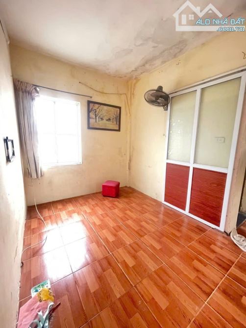 Tập thể Hồng Mai lô góc 60m ngõ ô tô thông, 3 ngủ