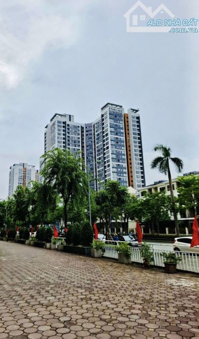 BÁN TÒA VĂN PHÒNG 8 TẦNG HOÀNG QUỐC VIỆT – DOANH THU 100 TRIỆU/THÁNG – SỔ VUÔNG