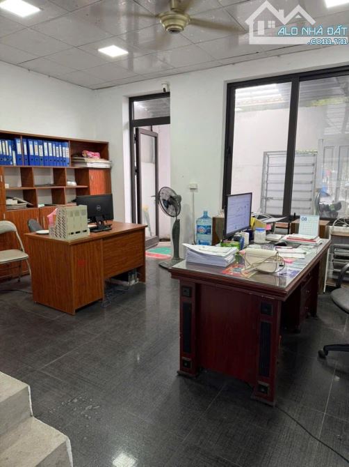 Cho thuê nhà 4T dt 90m nguyên căn tại KĐT Văn Phú. Vỉa hè 6m, đường 24m 14 triệu