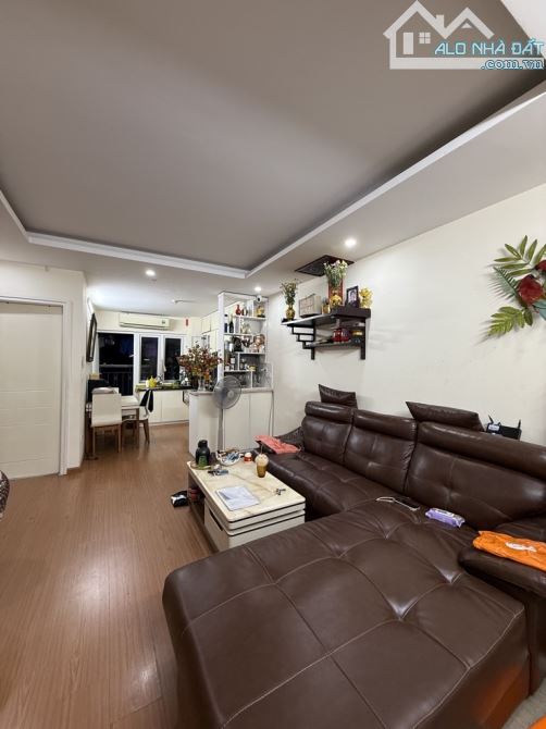 Bán chung cư Đai Kim Building 165 phố Trần Hoà 2 ngủ76 m2, gần hồ Định Công