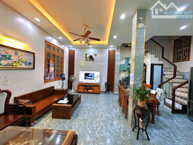 HÀO NAM LÔ GÓC 3 MẶT THOÁNG - GẦN Ô TÔ - DT 50m2 4 tầng mặt tiền 4.5m Giá 13.2 tỷ