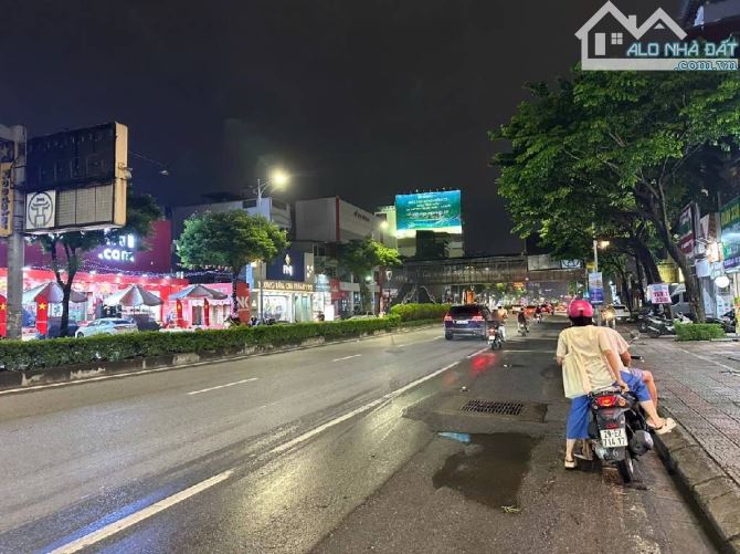 Bán nhà mặt phố Nguyễn Văn Cừ - Long Biên . Mặt tiền đẹp , vỉa hè rộng . Kinh doanh đỉnh