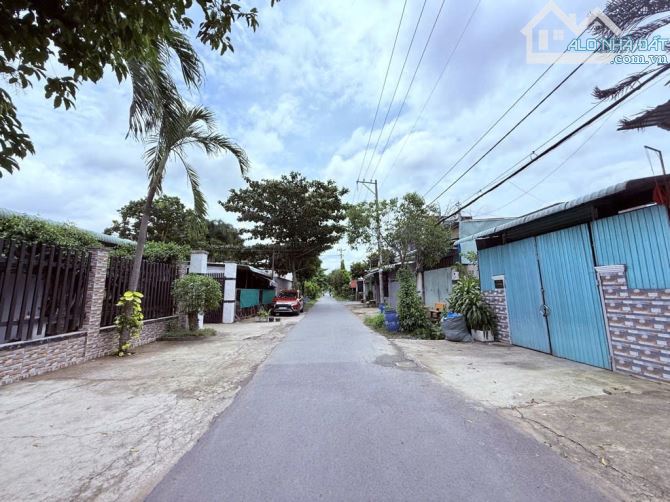 CỦ CHI bán lô đất rộng 562m2 (11,7 x 48) sẵn thổ cư đường nhựa 8m gần QL22 giá 9,8tỷ.