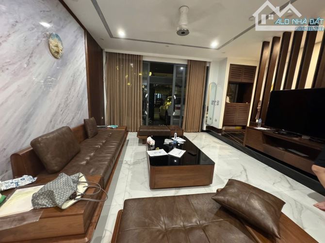 NHÀ PHỐ TRẦN KIM XUYẾN, VỈA HÈ, PHÂN LÔ, Ô TÔ TRÁNH, DÂN TRÍ CAO, Ở SƯỚNG, NỘI THẤT XỊN.