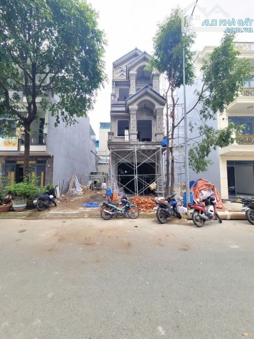 Bán nhà 1 trệt 2 lầu full nội thất KDC p.Bình Hòa Tp.Thuận An chỉ 6ty800 TL M7679