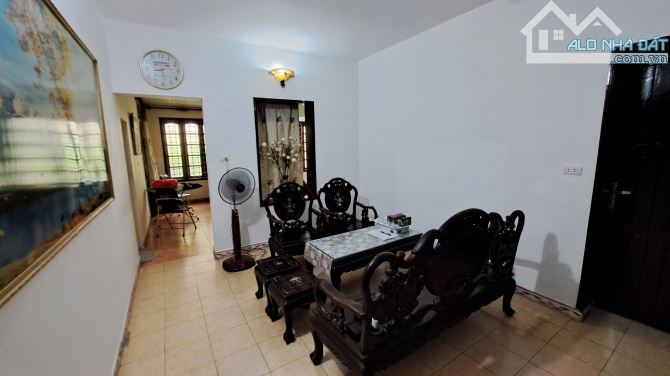 Cho thuê căn hộ Tập thể Hoàng Quốc Việt, 60m2, 2 ngủ, 1 vệ sinh, tầng 2 chỉ 8 Triệu