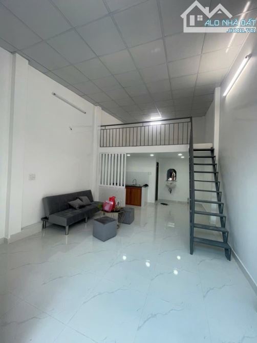 XE HƠI ĐỖ CỬA - NHÀ ĐẸP 2 TẦNG - 30M2 - NGANG HƠN 4M NỞ HẬU NHẸ - GIÁ NHỈNH 3 TỶ