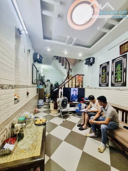 Nhà đẹp Hoàng Mai dân xây, bê tông cốt thép, nhà còn rất đẹp, giá nhỉnh 7 tỷ