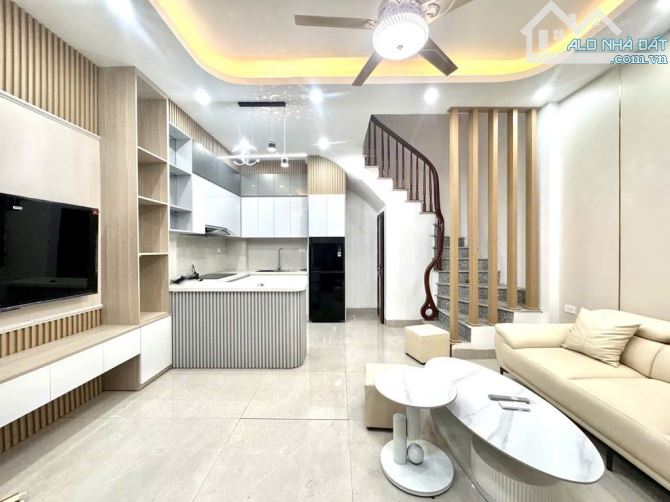 Bán nhà phố Lĩnh Nam giá rẻ diện tích rộng, mặt ngõ thông - 1