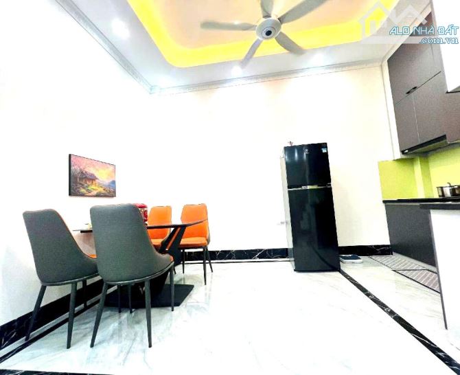 CẦN BÁN NHÀ LONG BIÊN, DIỆN TÍCH RỘNG 42 M², DÂN XÂY, LÔ GÓC THOÁNG SÁNG, FULL ĐỒ - - 1