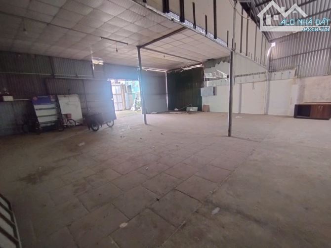 Cho thuê kho đường Tố Hữu, Hà Đông. DT 300m, mái trống nóng, có điện 3fa, nước sạch. Giá 2 - 1