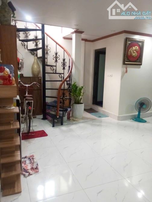 Hiếm , Hơn 5 tỷ nhà 2 mặt ngõ , dân xây , 10 m ra ô tô , La Khê , Hà Đông. Sổ chính chủ. - 1