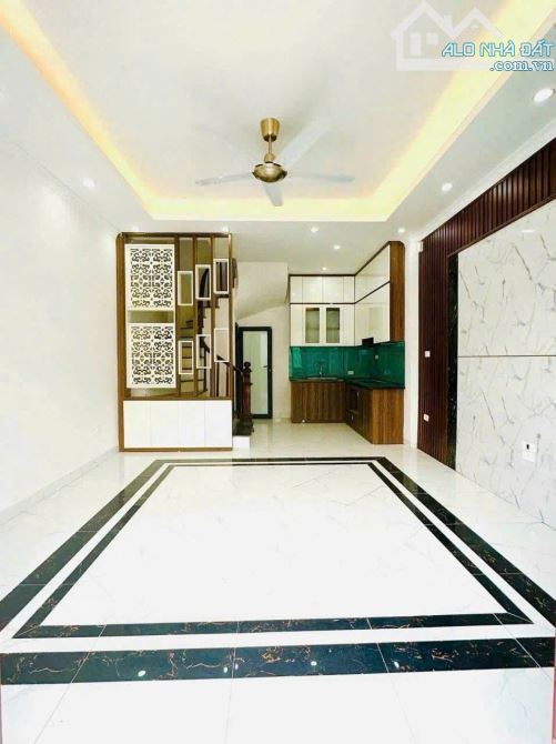 BÁN NHÀ LÔ GÓC THẠCH BÀN LONG BIÊN NHỈNH 5 TỶ 35m MT 4m 5 TẦNG Ô TÔ KINH DOANH GẦN AEON - 1