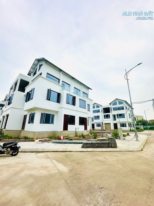 Cần bán biệt thự Cổ Nhuế. SĐ 180m2x3,5T , MT 12m xây thô. 40,5 tỷ. - 1
