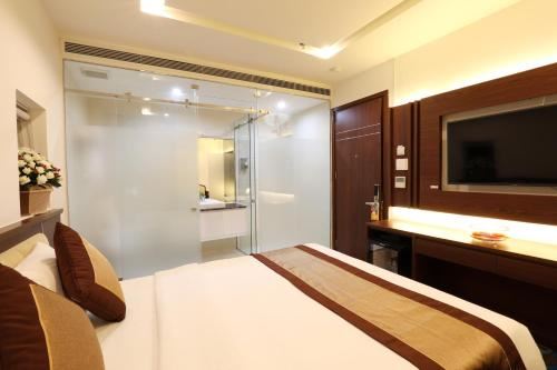Bán khách sạn  khu Sân Bay, Đường Bạch Đằng- P.2- Tân Bình Hầm 7 Tầng, 33P Giá 39 tỷ - 1