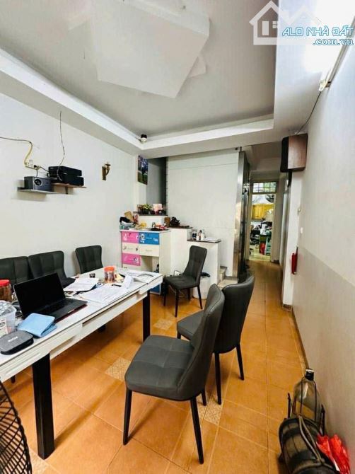 PHÂN LÔ QUÂN ĐỘI - THANG MÁY- OTO ĐỖ CỬA VÀO NHÀ - HÀNG XÓM TƯỚNG TÁ - 1