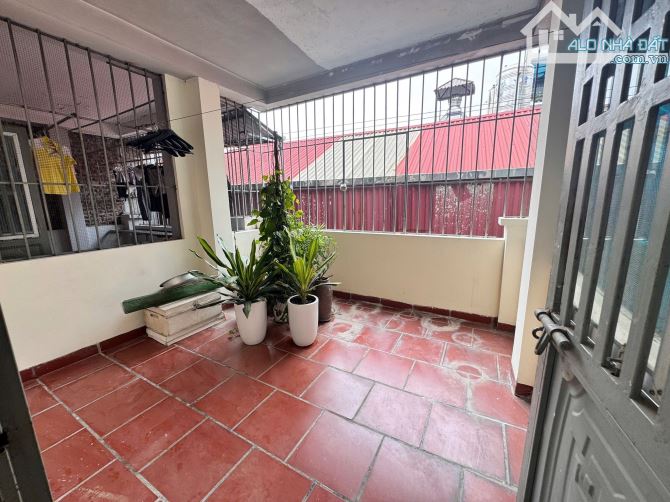 Nhà Cầu Giấy 30m², 5 Tầng, Giá 7.9 Tỷ – Tiện Ích Đầy Đủ, Vị Trí Tốt - 1