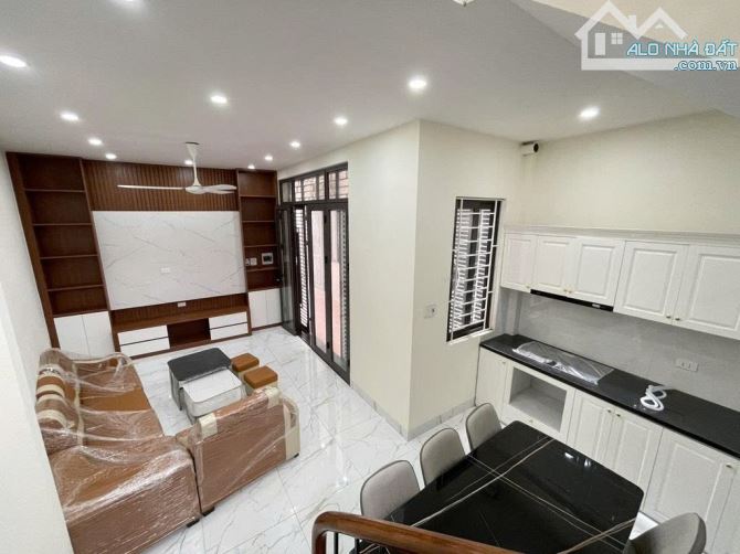 Nhà mới tại Cự Khối - 30m2 5 tầng - Ô tô đỗ cửa nhà ngày đêm - Giá đầu tư - 1
