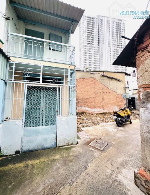 XE HƠI SÁT NHÀ - CÁCH MT 30 MÉT GIÁP QUẬN 1 - 1 PHÚT SANG Q1 THÔI CĂN GÓC - VỊ TRÍ ĐẸP LÀ - 1
