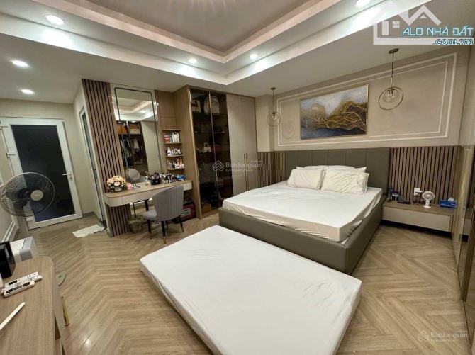 Bán gấp Biệt Thự đường Nam Kỳ Khởi Nghĩa Quận 3 DT 7,1m x 18m 4 Tầng thang máy giá 37 tỷ - 1