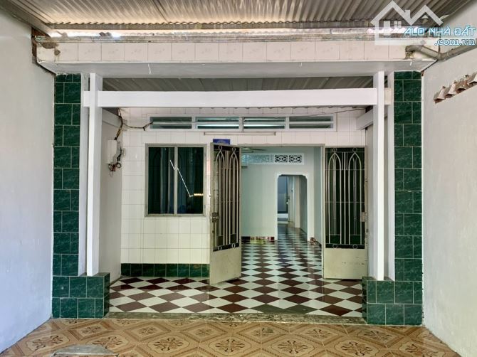 Siêu ngộp ! Bán gấp căn nhà gần chợ Đầu Mối Hóc Môn 94,6m2 - SHR - Giá chỉ 990tr - 1