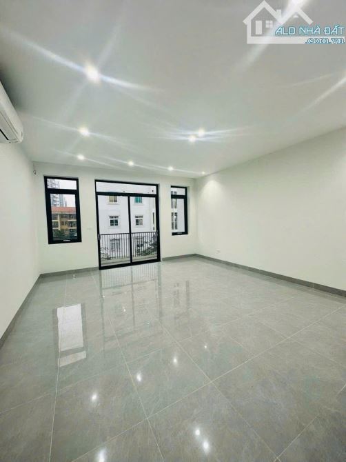 Cho thuê nhà nguyên căn 5 tầng thang máy, KĐT Sài Đồng - 126m², mặt tiền 6m - 30 triệu/thá - 1