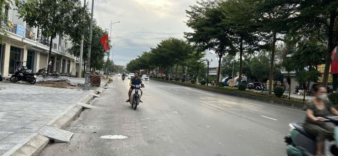 Bán nhà 5 tầng mặt Quốc Lộ 1a khu 4.6ha lim dt 90m mt 5m hướng tây giá 13.7 tỷ - 1