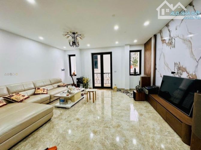 - Bán nhà Lạc Long Quân, nội thất xịn sò, sát phố, 51m2, 9.6 tỷ. - 1