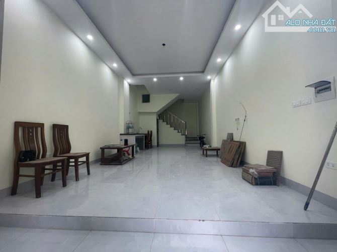 Hiếm ! Bán nhà ngõ 465 Ngọc Thuỵ 40m x 3T, MT 4m3 oto tránh, chỉ nhỉnh 6t còn tl. LH - 1