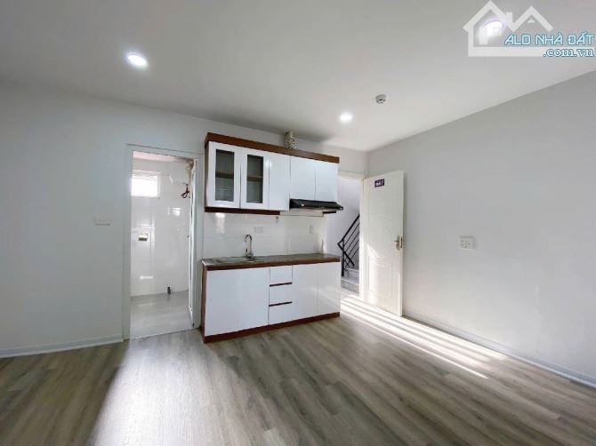 GIÁ ĐẸP THÁCH THỨC THỊ TRƯỜNGHOÀNG VĂN THÁIÔ TÔ NẰM TRONH NHÀ