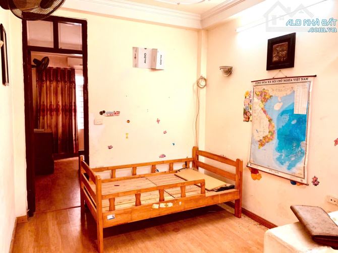 Cho thuê nhà nguyên căn ngõ 20 Đại La, 32m2 x 4 tầng, 3 ngủ, 9 triệu - 1