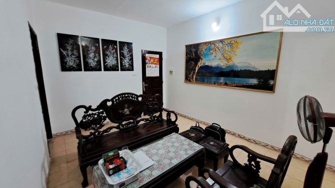Tập thể Hoàng Quốc Việt, 60m2, 2 ngủ, 1 vệ sinh, tầng 2 chỉ 8 Triệu/th - 1