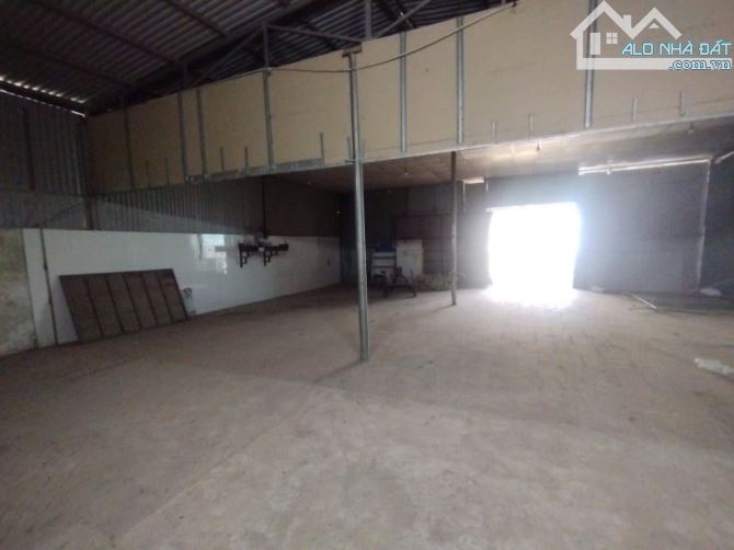 Cho thuê kho đường Tố Hữu, Hà Đông. DT 300m, mái trống nóng, có điện 3fa, nước sạch. Giá 2 - 2