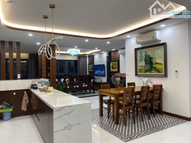 Bán căn hộ chung cư tại M3M4 Nguyễn Chí Thanh. 195m2 - 3PN - 3WC nhà đẹp full đồ. - 2